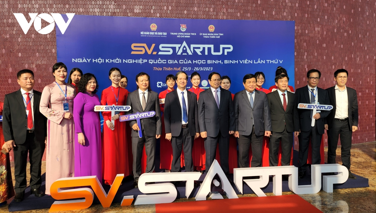 Premier vietnamita urge a promover la aspiración de emprendimiento e innovación de la juventud