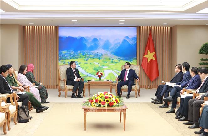 Premier vietnamita recibe a los embajadores de Malasia y Camboya