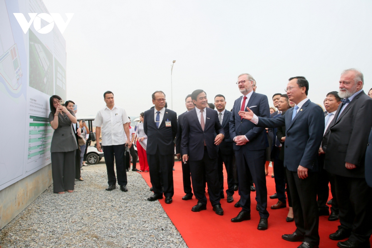 Premier checo visita planta de automóviles Škoda en la provincia de Quang Ninh