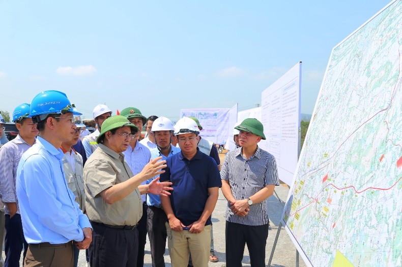 Premier vietnamita urge a asegurar calidad y progreso de proyectos de la autopista Norte-Sur