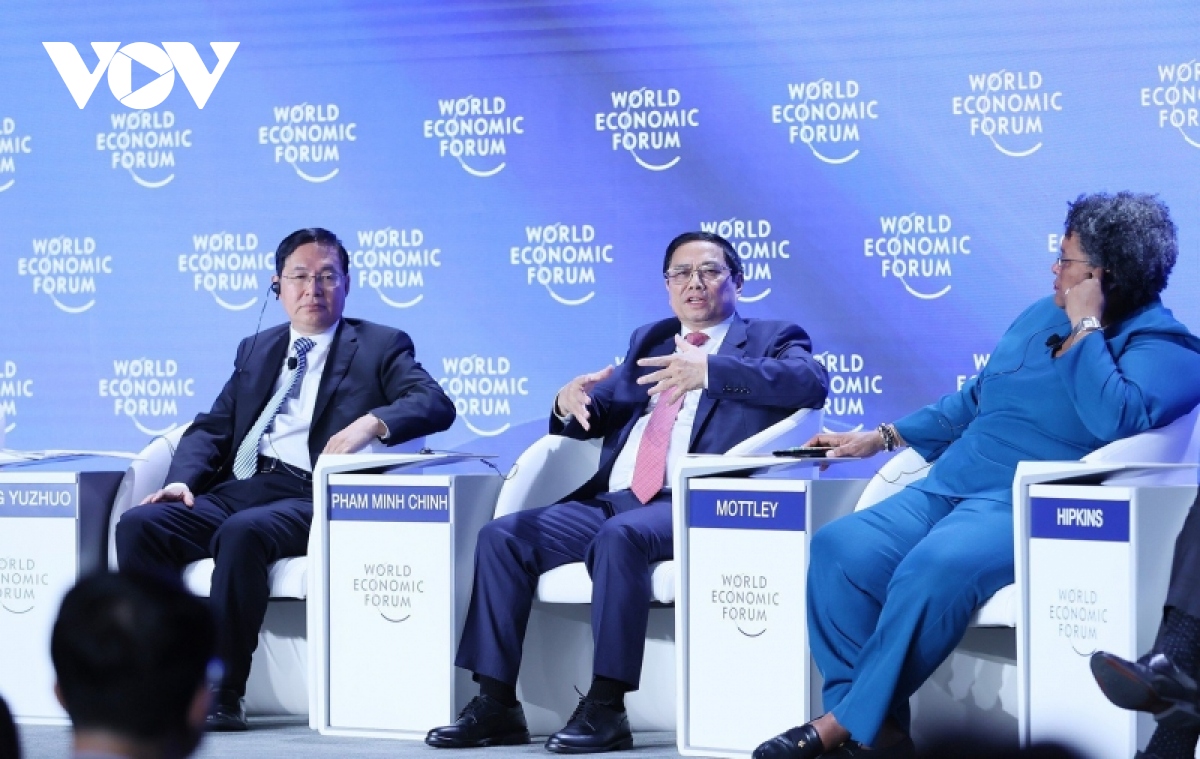 Premier vietnamita participa en la primera sesión de debate de la Conferencia del FEM