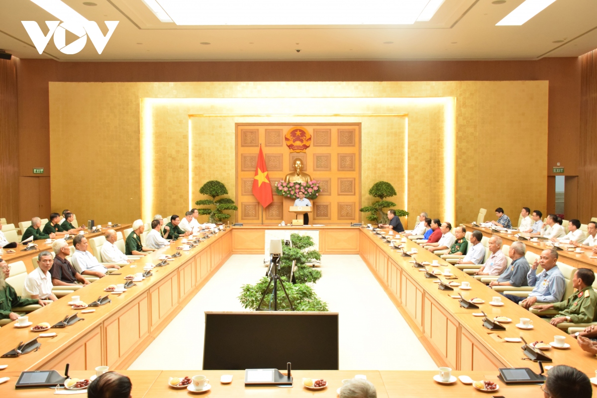 Premier vietnamita se reúne con personas con méritos revolucionarios de Nam Dinh