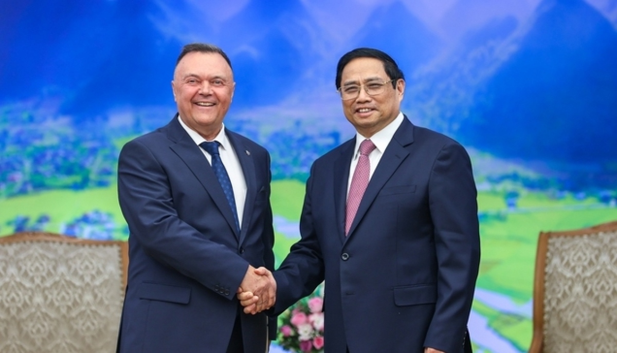 El jefe del Gobierno recibe al presidente de FIATA