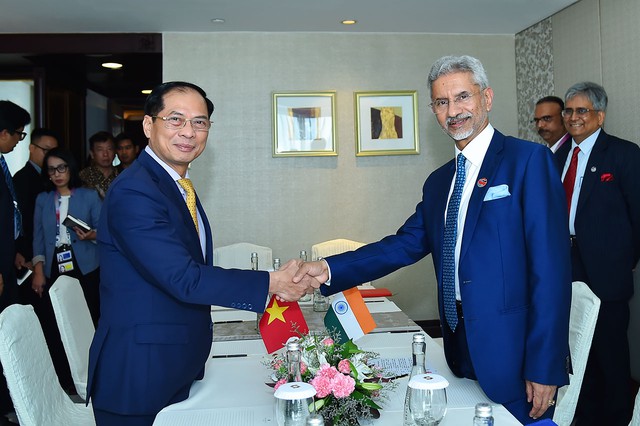 Canciller de Vietnam se encuentra con sus homólogos de India y Australia