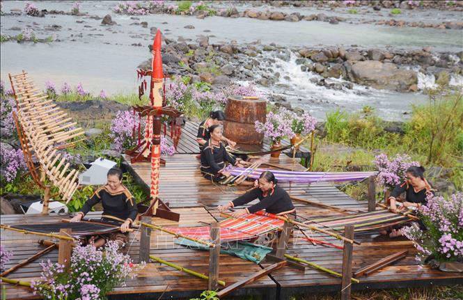 Fascinante programa de moda de brocado de grupos étnicos en Dak Lak
