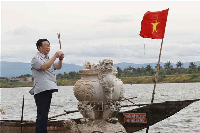 Líder del Legislativo rinde homenaje a héroes de guerra y personas meritórias en Quang Tri