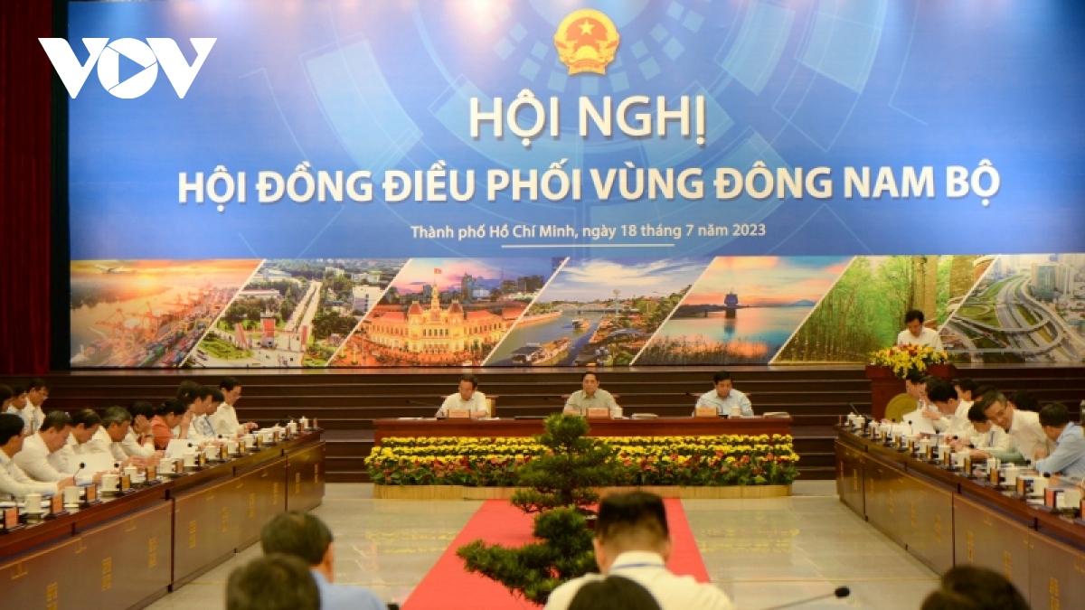 Premier vietnamita insta al Sureste del país a promover el desarrollo dinámico y alto crecimiento económico