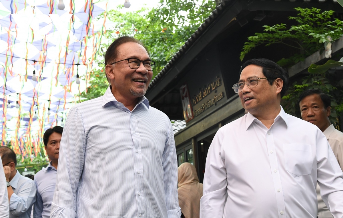 Premieres de Vietnam y Malasia visitan calle de libros en Hanói