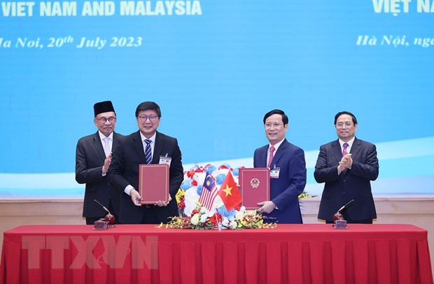 Primer Ministro de Malasia aprecia experiencia de desarrollo de Vietnam