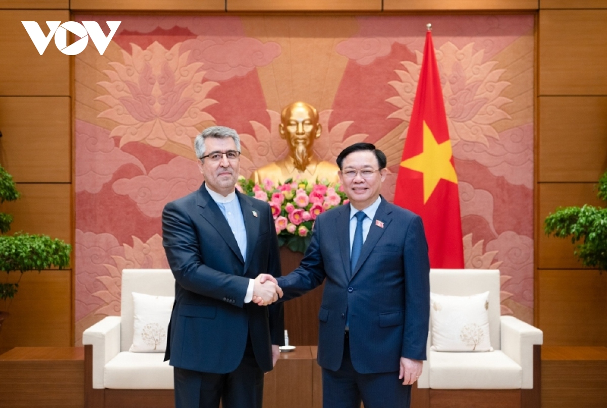 Presidente de la Asamblea Nacional  recibe a embajadores de Indonesia e Irán en Vietnam