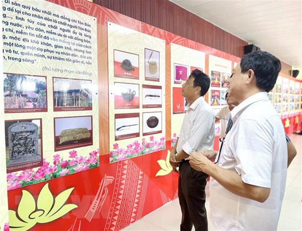 Celebran actividades conmemorativas de la Revolución de Agosto y el Día Nacional