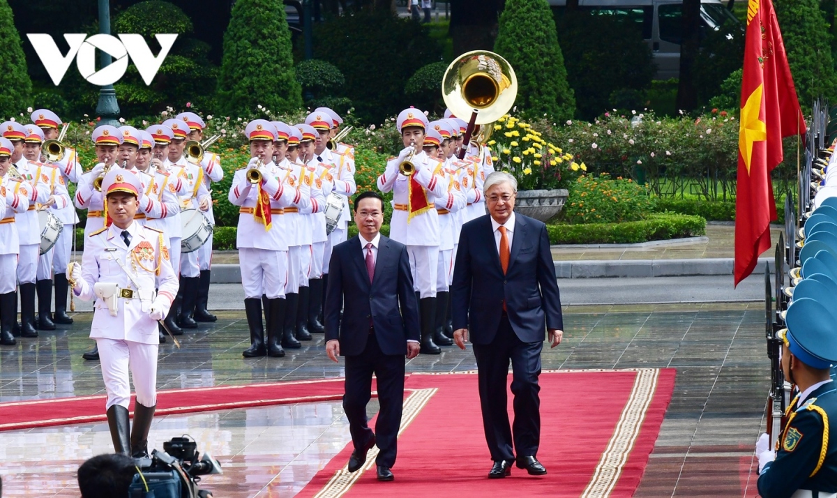 Presidente de Kazajstán concluye visita oficial a Vietnam