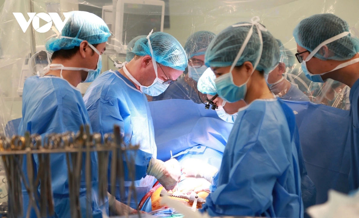 Vietnam realiza con éxito el primer implante de corazón artificial parcial de tercera generación