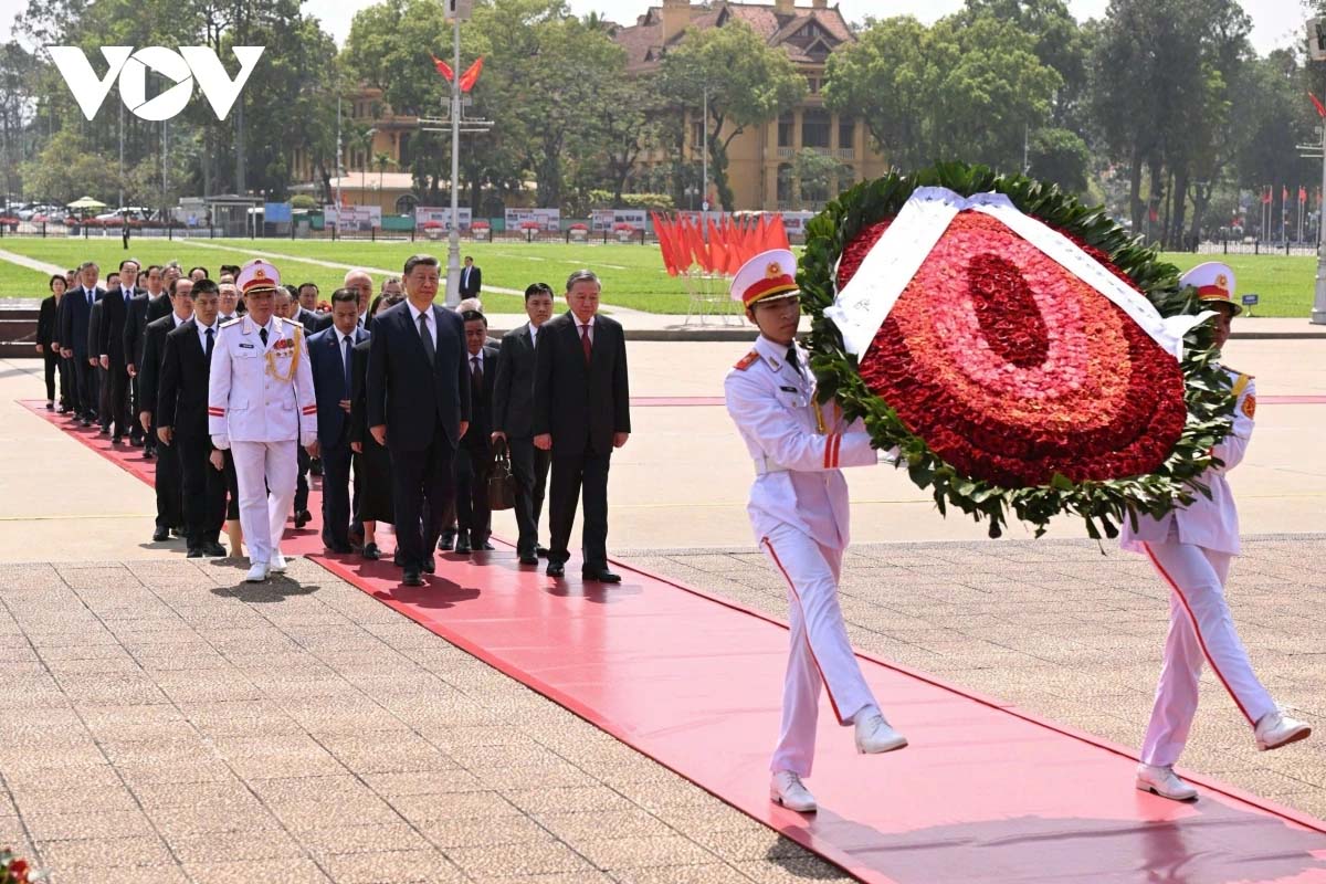 Líderes de Vietnam y China rinden homenaje al Presidente Ho Chi Minh