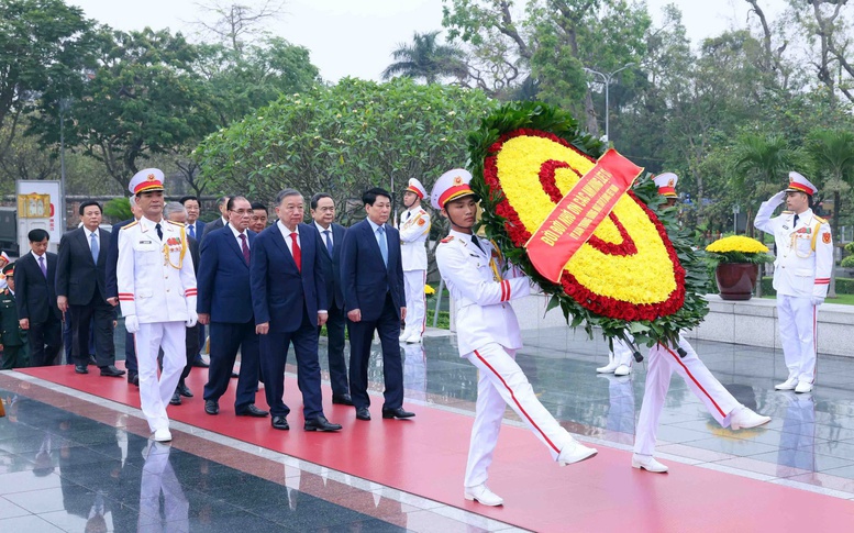 Líderes vietnamitas rinden homenaje al Presidente Ho Chi Minh por el 50.º aniversario de la Reunificación Nacional