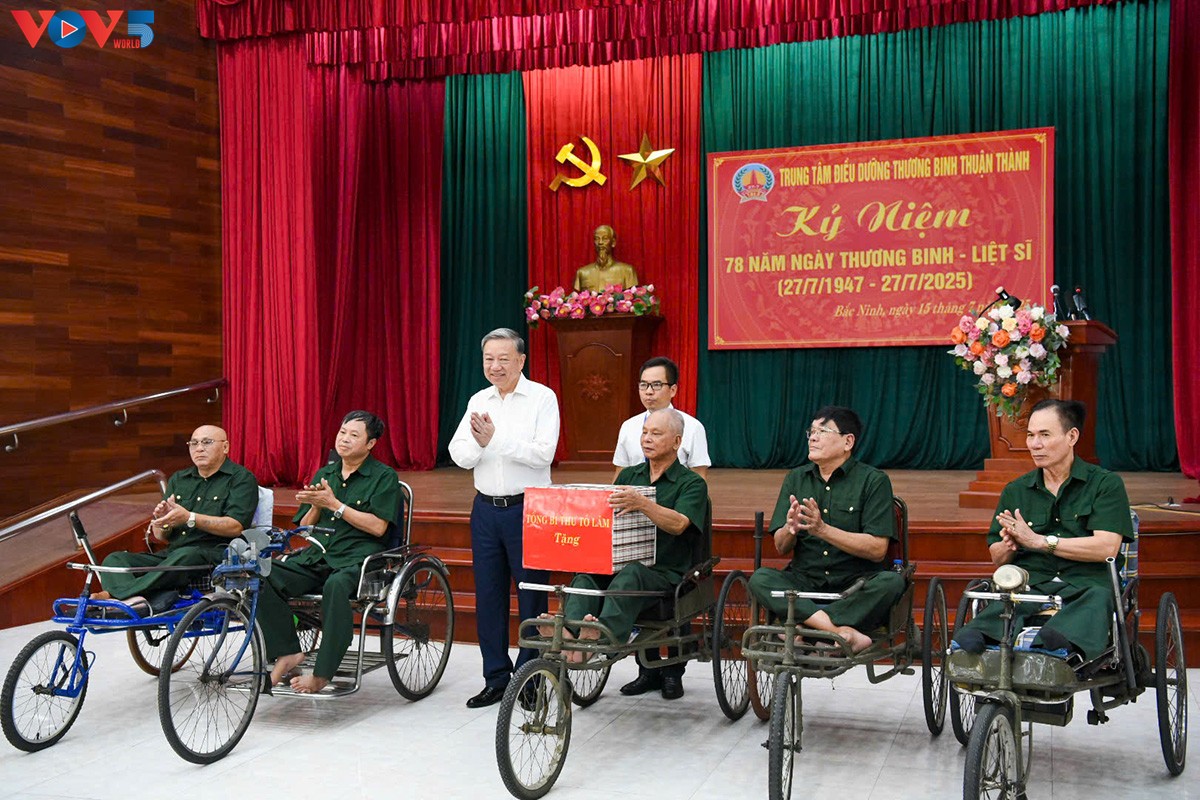 Atender a las personas con méritos revolucionarios es una gran política estatal, dice líder vietnamita