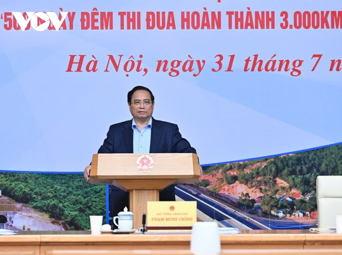 El Primer Ministro de Vietnam insta a completar al menos 3.000 km de autopistas este año