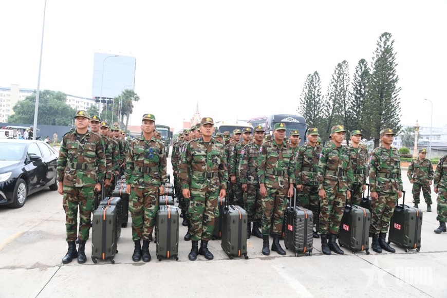 Vietnam recibe a la delegación militar de Camboya para el desfile del Día Nacional