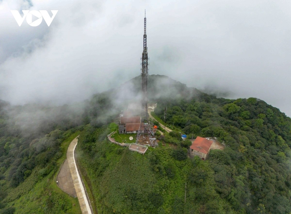 Inauguran la estación transmisora de la VOV en la cima de Phia Oac