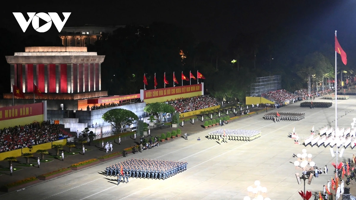 Efectúa revisión preliminar del desfile del 2 de septiembre de Vietnam