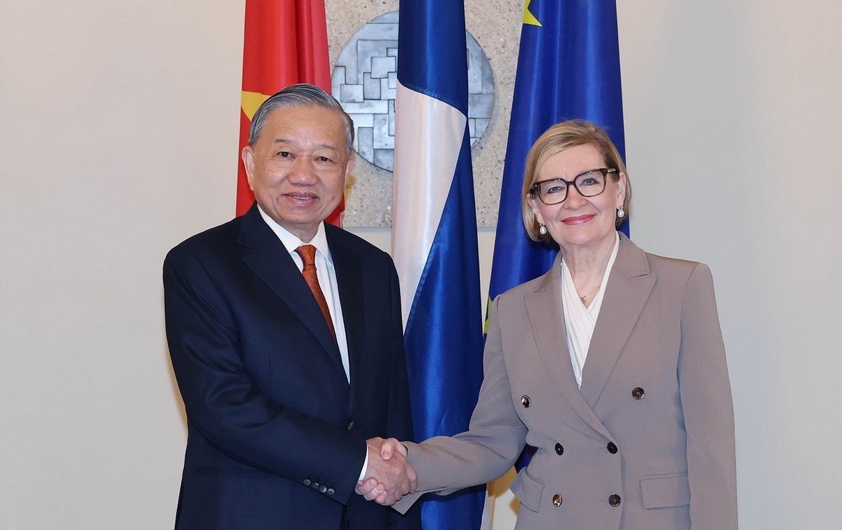 Secretario General del PCV se reúne con la Primera Vicepresidenta del Parlamento de Finlandia