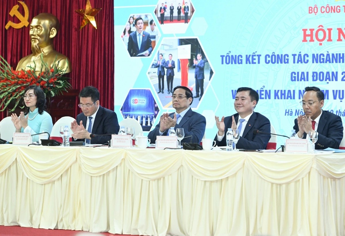 El comercio exterior de Vietnam supera por primera vez los 900.000 millones de dólares