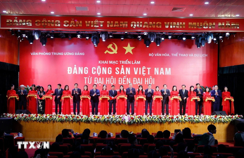 Líder del PCV asiste a la exposición “El Partido Comunista de Vietnam: de Congreso en Congreso“
