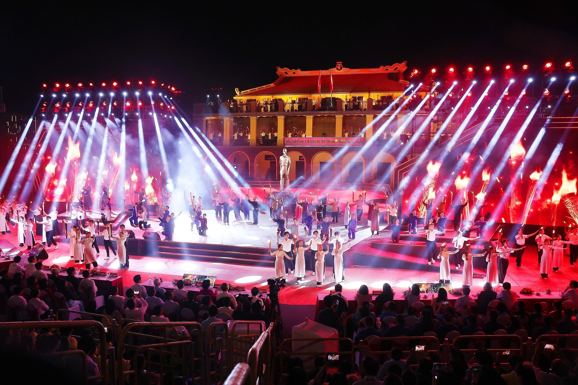 Dirigentes vietnamitas asisten al programa televisivo especial en homenaje al Presidente Ho Chi Minh