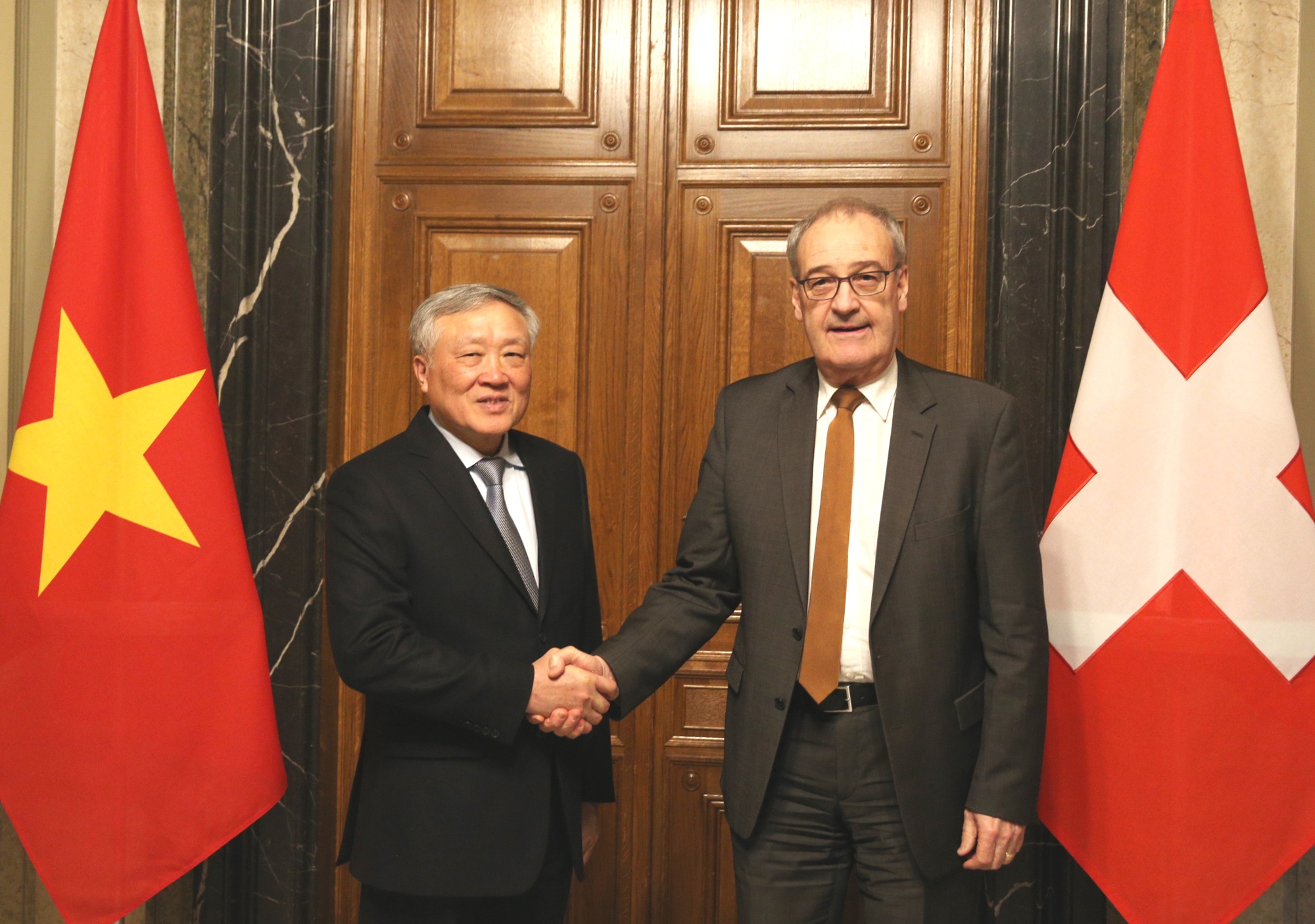 Vietnam y Suiza refuerzan la cooperación en comercio e inversión