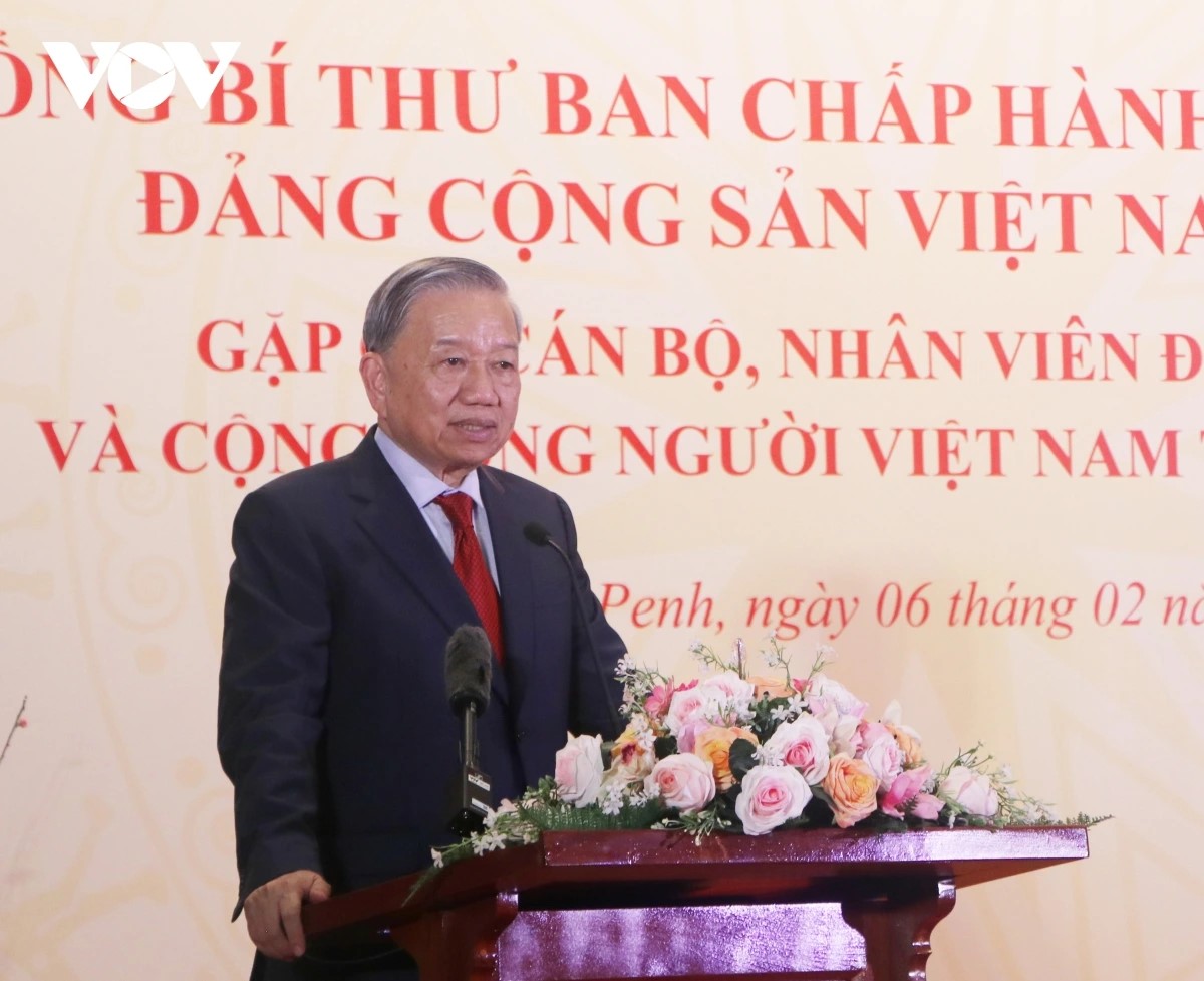 Líder del PCV se reúne con la comunidad vietnamita en Camboya