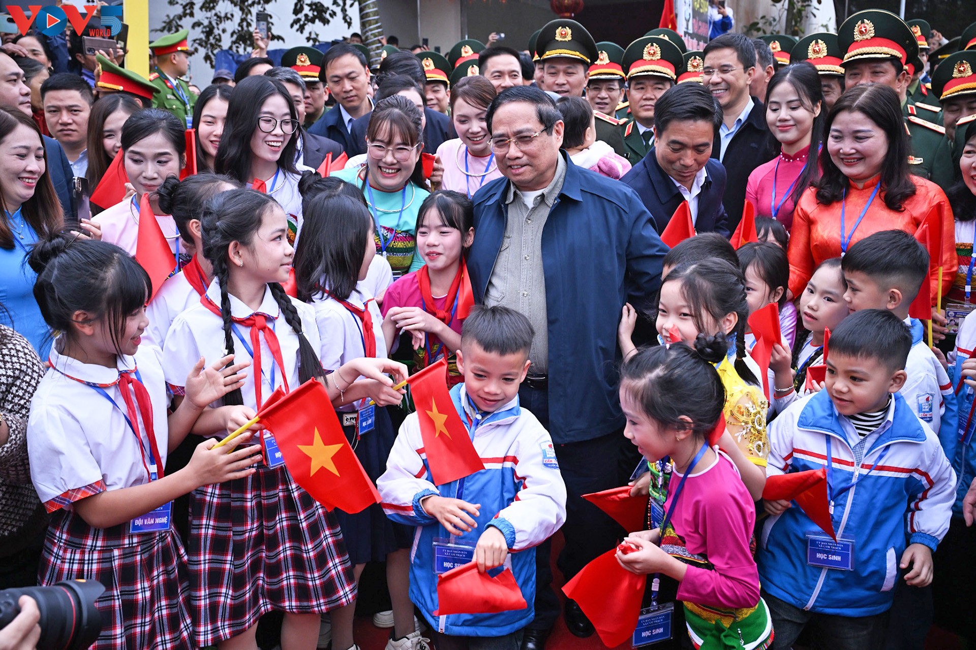 Primer Ministro asiste al inicio de obras escolares y entrega regalos de Tet en Thanh Hoa