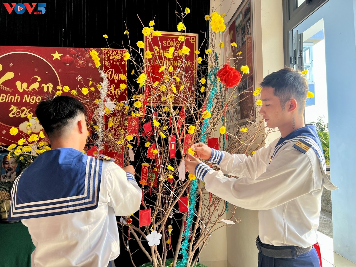 Soldados y pobladores de islas remotas se preparan para recibir el Tet
