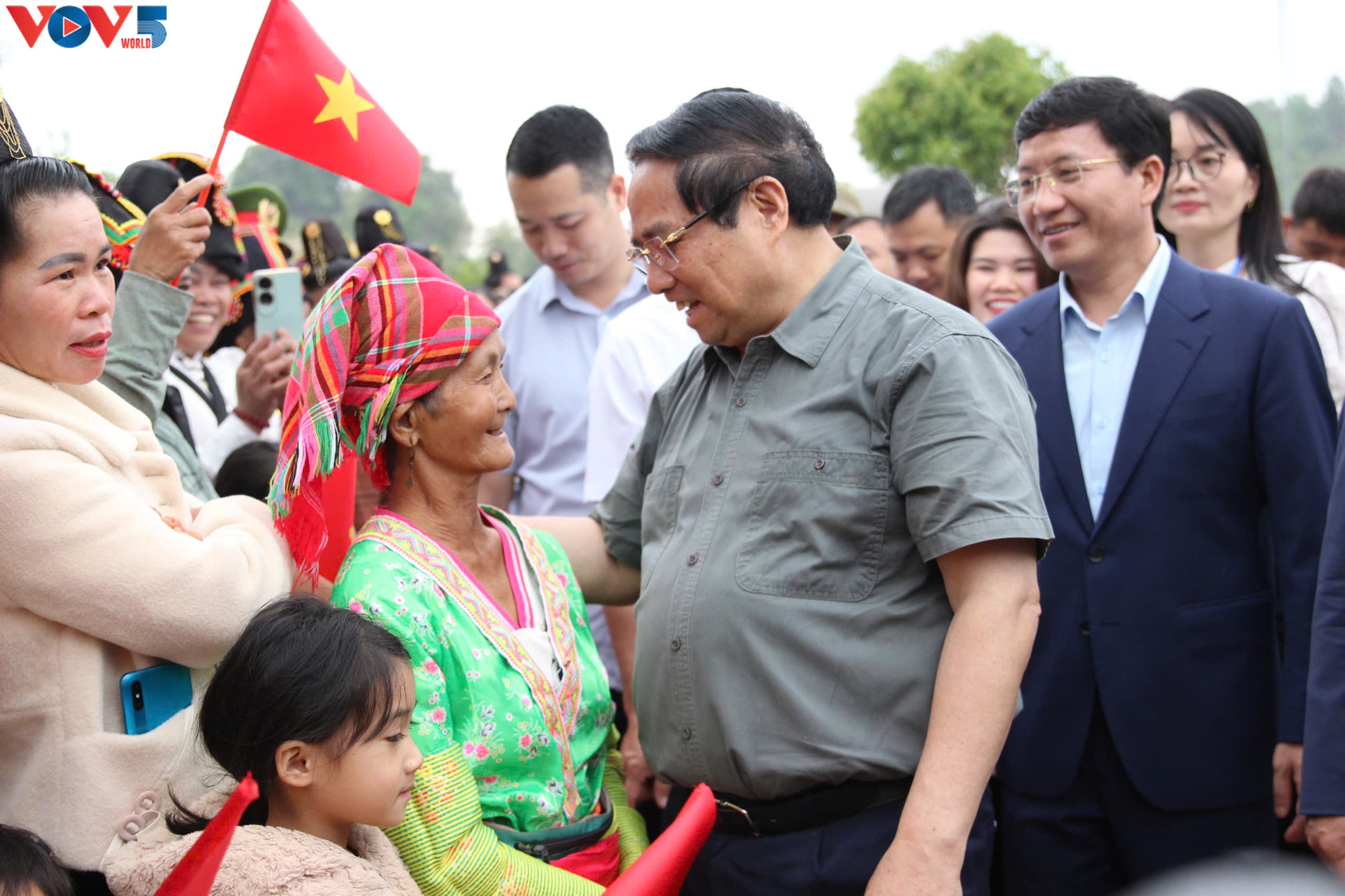 Primer ministro de Vietnam visita un modelo de cultivo de macadamia en Dien Bien