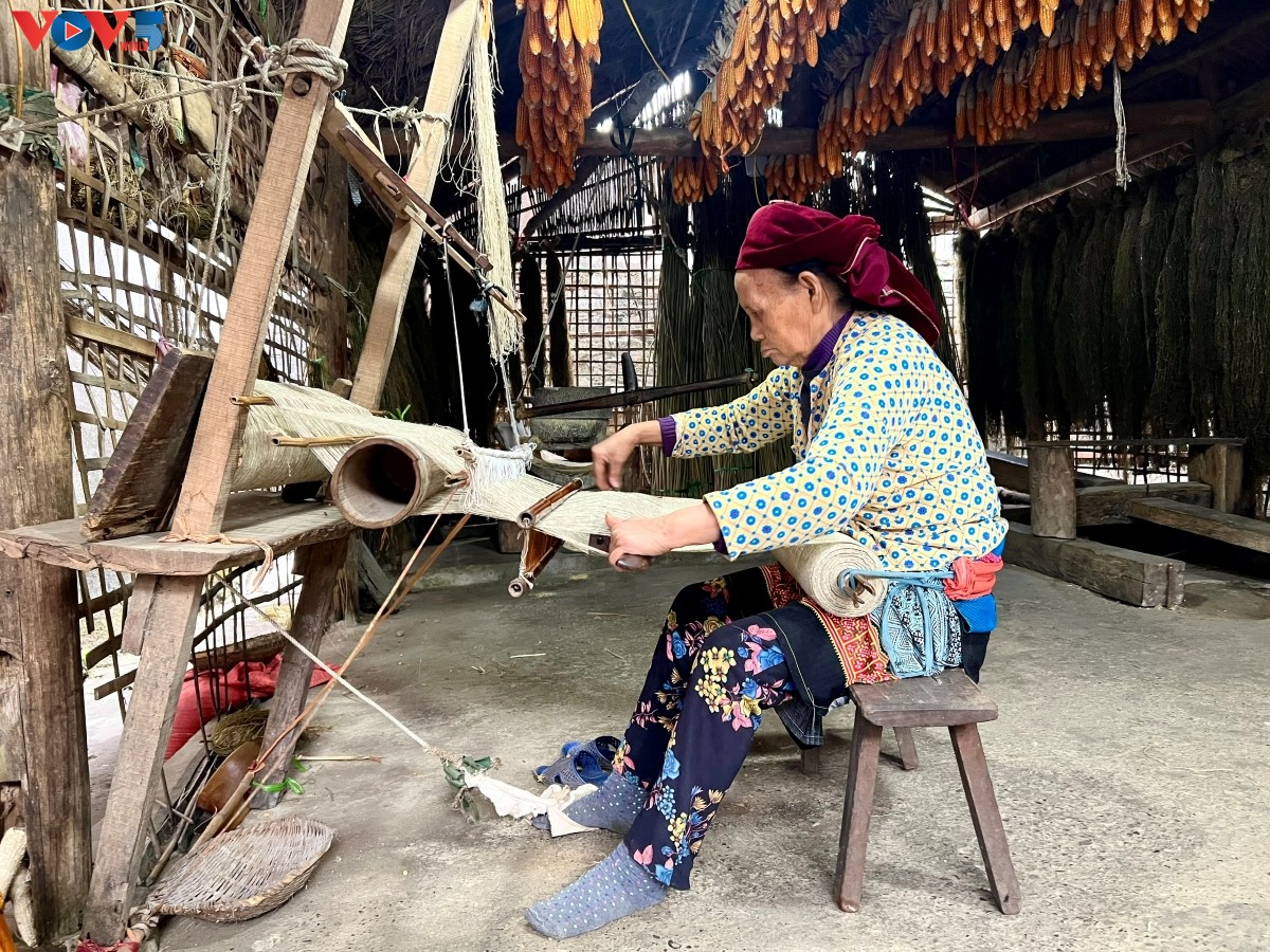 El arte del bordado en lino conecta a las mujeres étnicas vietnamitas con el mundo