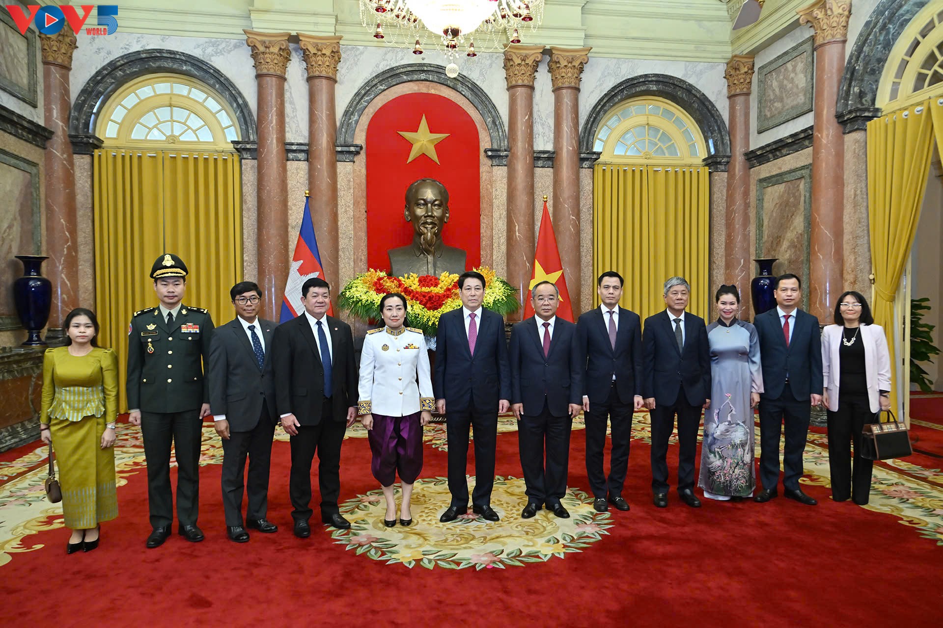 Presidente de Vietnam recibe a embajadores extranjeros