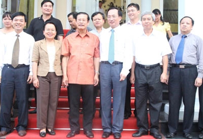 Laotischer Vize-Premierminister besucht einige Provinzen in Vietnam