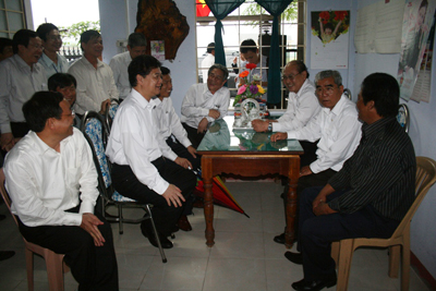 Premierminister Nguyen Tan Dung besucht die Fischer in Thua Thien Hue