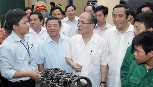 Parlamentspräsident Nguyen Sinh Hung trifft die Wähler in Ha Tinh