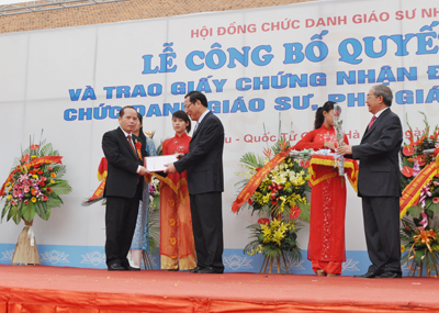 Veröffentlichung der Entscheidung für den Titel Professor und Vize-Professor