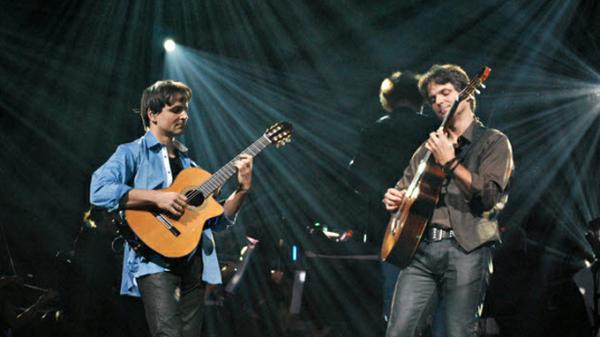 Vietnamesen bewundern das deutsche Gitarrenduo Katona Twins
