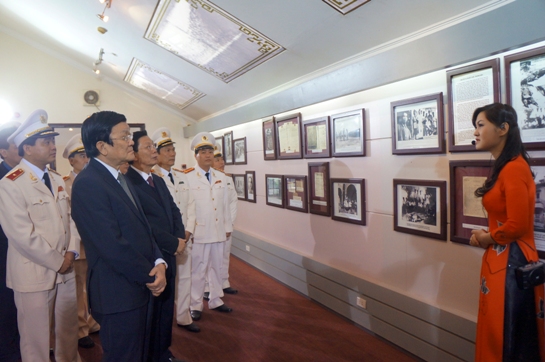 Staatspräsident Truong Tan Sang beglückwünscht die Polizei und das Rote Kreuz zum Tetfest