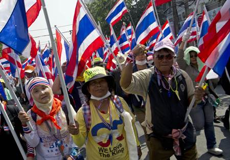 Demonstranten versammeln sich vor den Wahllokalen in Thailand