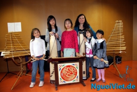 Tran Phuong Hoa lehrt traditionelle vietnamesische Musikinstrumente mitten in Berlin