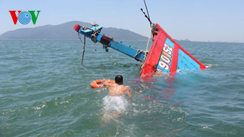 Vorbereitung für das Heben des Fischerboots, das von chinesischem Boot gerammt und versenkt wurde