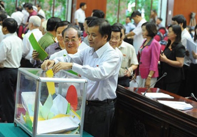 Parlamentarier beraten über Beschlussentwurf zur Vertrauensabstimmung