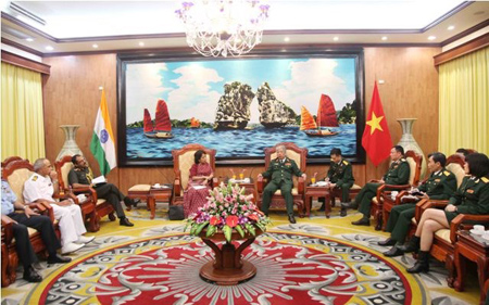 Generaloberst Nguyen Chi Vinh trifft Delegation des indischen Verteidigungsministeriums