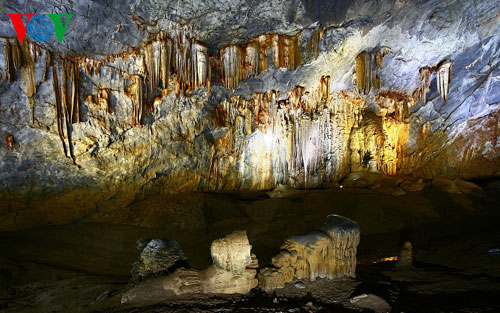 Bewunderung für die prächtige Schönheit der Paradies-Höhle