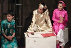 Theaterkunst dem Publikum näher bringen