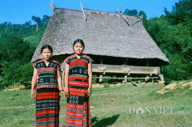 Die Menschen bewahren die traditionelle Kunst der ethnischen Minderheiten