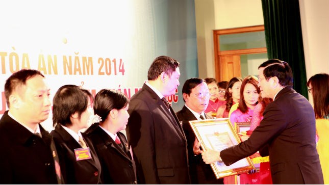 Staatspräsident Truong Tan Sang: Verbesserung der Qualität der Arbeitskräfte des Gerichts